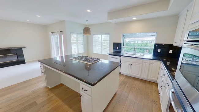 Building Photo - Spacious 4 Bed / 3 Bath Winchester Commons Home!