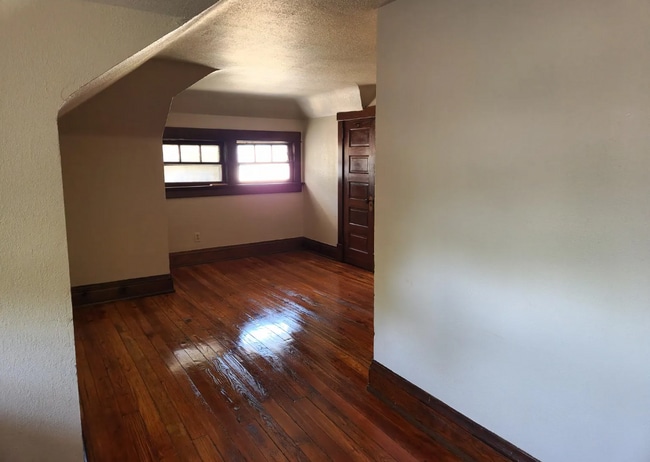 Building Photo - 811 E 39th St