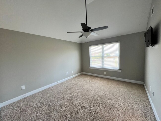 Building Photo - 327 Clearwater Ln