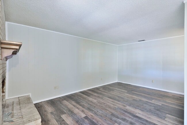 Building Photo - 3/2 REMODEL in 2024!