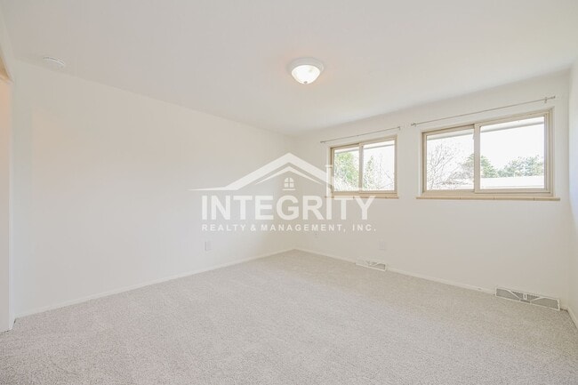 Building Photo - 5051 W Portland Dr