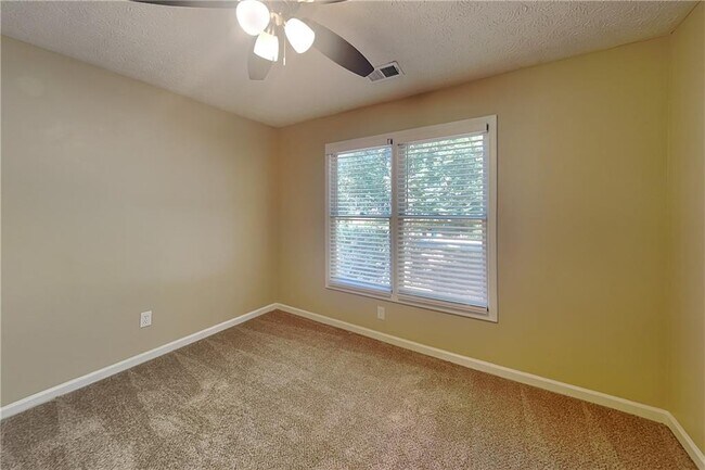 Building Photo - 211 Mill Pointe Dr