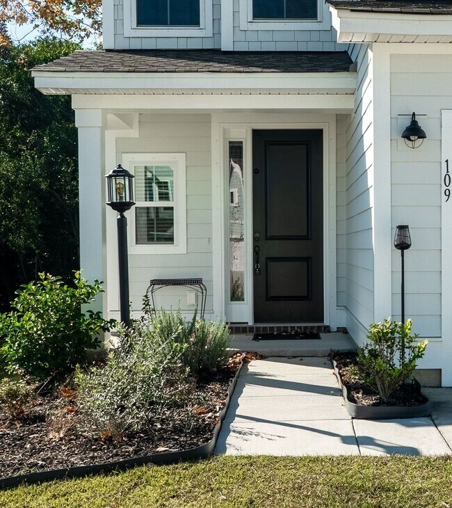 Building Photo - Spacious Lowcountry Retreat in Moncks Corner