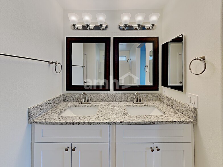 Building Photo - 562 W Paseo Celestial