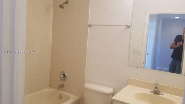 Building Photo - 2041 Nassau Dr