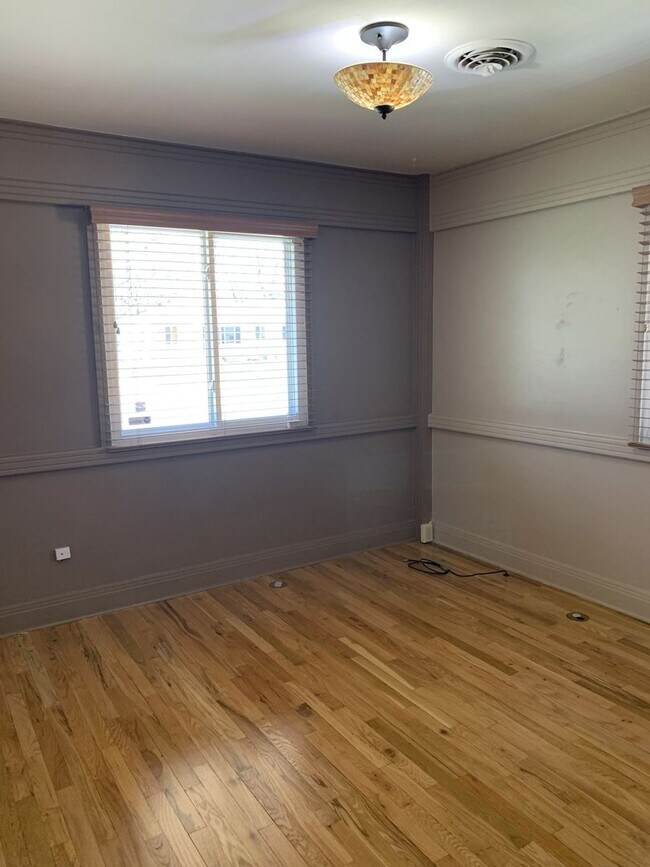 Building Photo - Evolve Real Estate: Available 6/6/2026! Quaint 3 Bedroom Ranch with Huge Yard in University Hills...