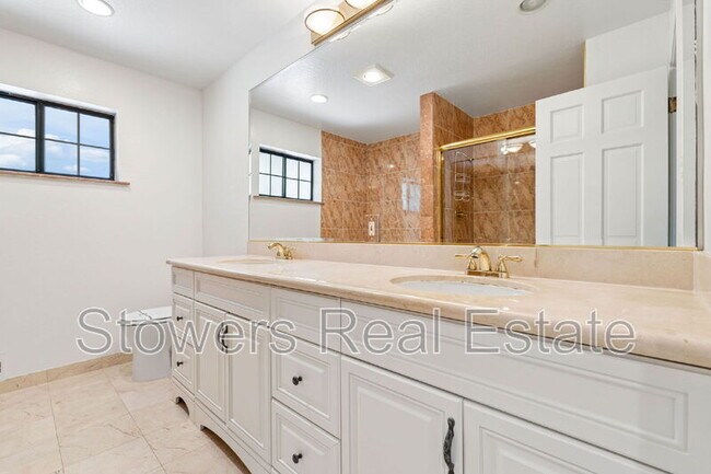 Building Photo - 1121 Douglas Ct