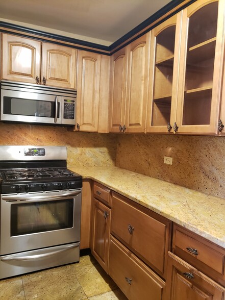 Kitchen - 7002 Boulevard E