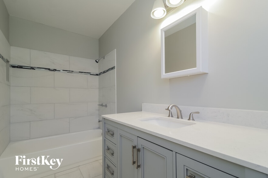 Building Photo - 550 Meadowvale Dr