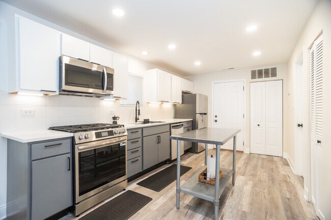 Building Photo - 2927 W Lyndale St