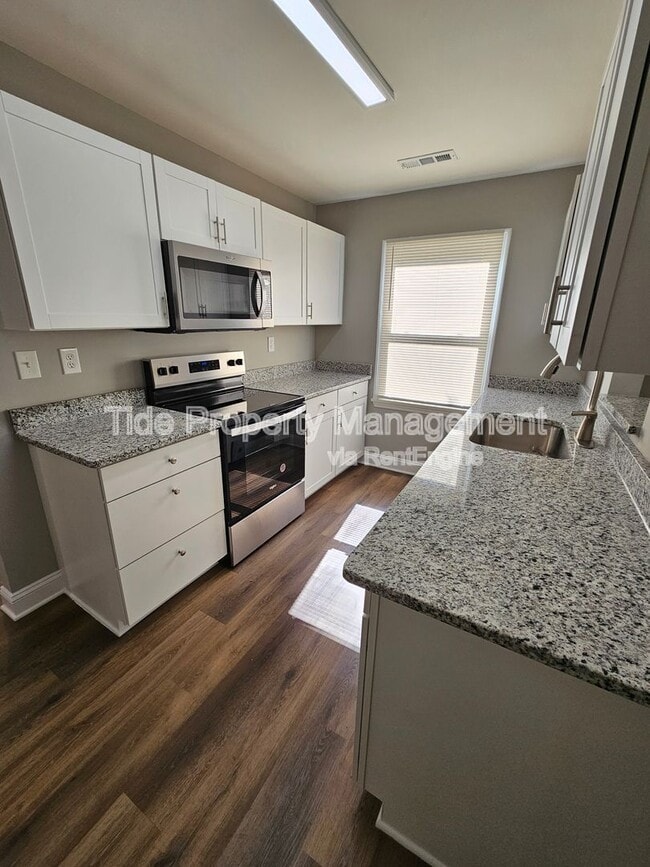 Building Photo - 5821 Robinhood Dr