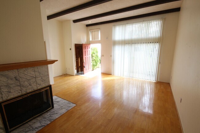 Building Photo - Super Spacious 2-Bedroom 2.5-Bathroom La Jolla UTC Townhome with 2-car garage