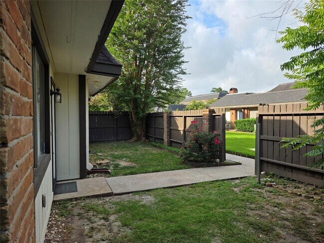 Building Photo - 12029 Greenwood Forest Dr
