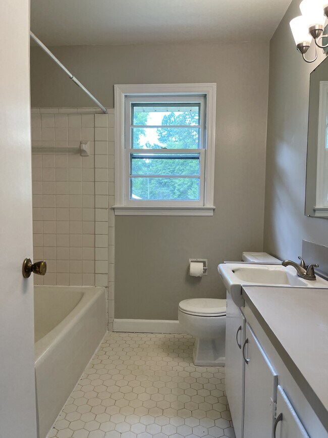 Building Photo - 27 Bethlehem Church Rd