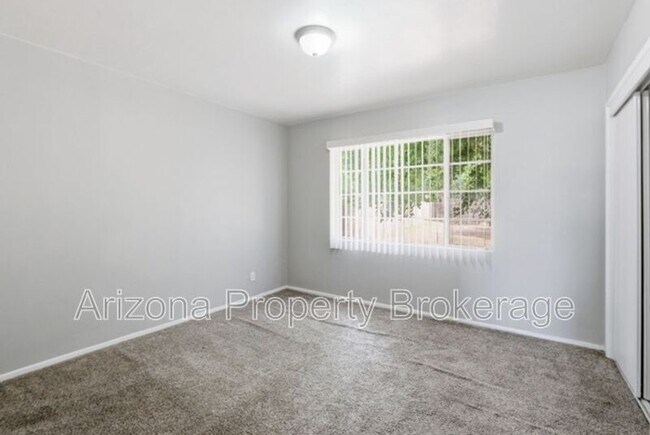 Building Photo - 4640 E Oak St