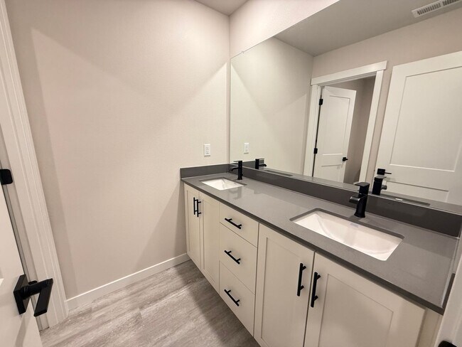 Building Photo - Brand New Stunning 5 Bed/3 Bath Home - Steven's Ranch