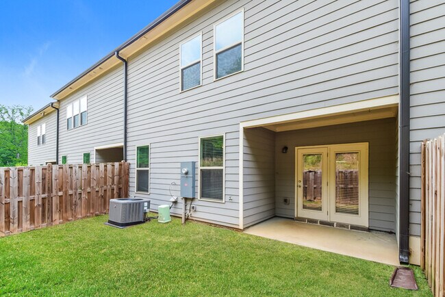 Building Photo - Beautiful 3-Bedroom Townhome