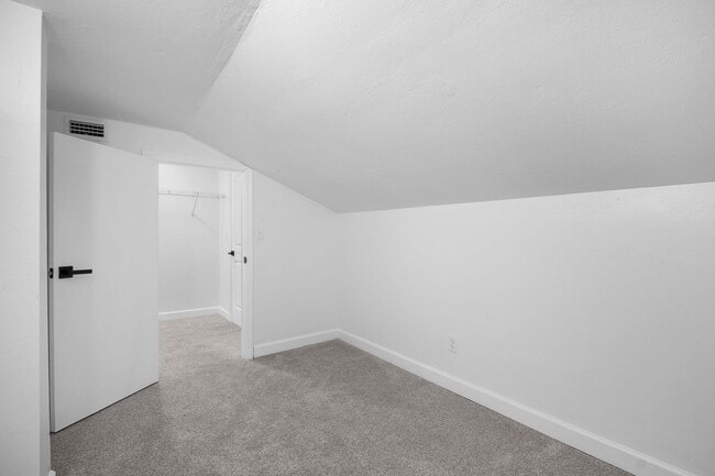 Building Photo - Well-maintained,2 bed 2 bath two-story condo located in Fort Myers