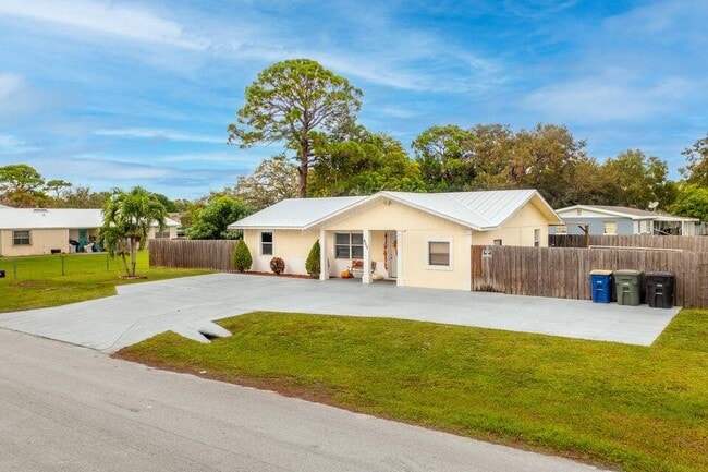 Building Photo - 900 King Orange Dr