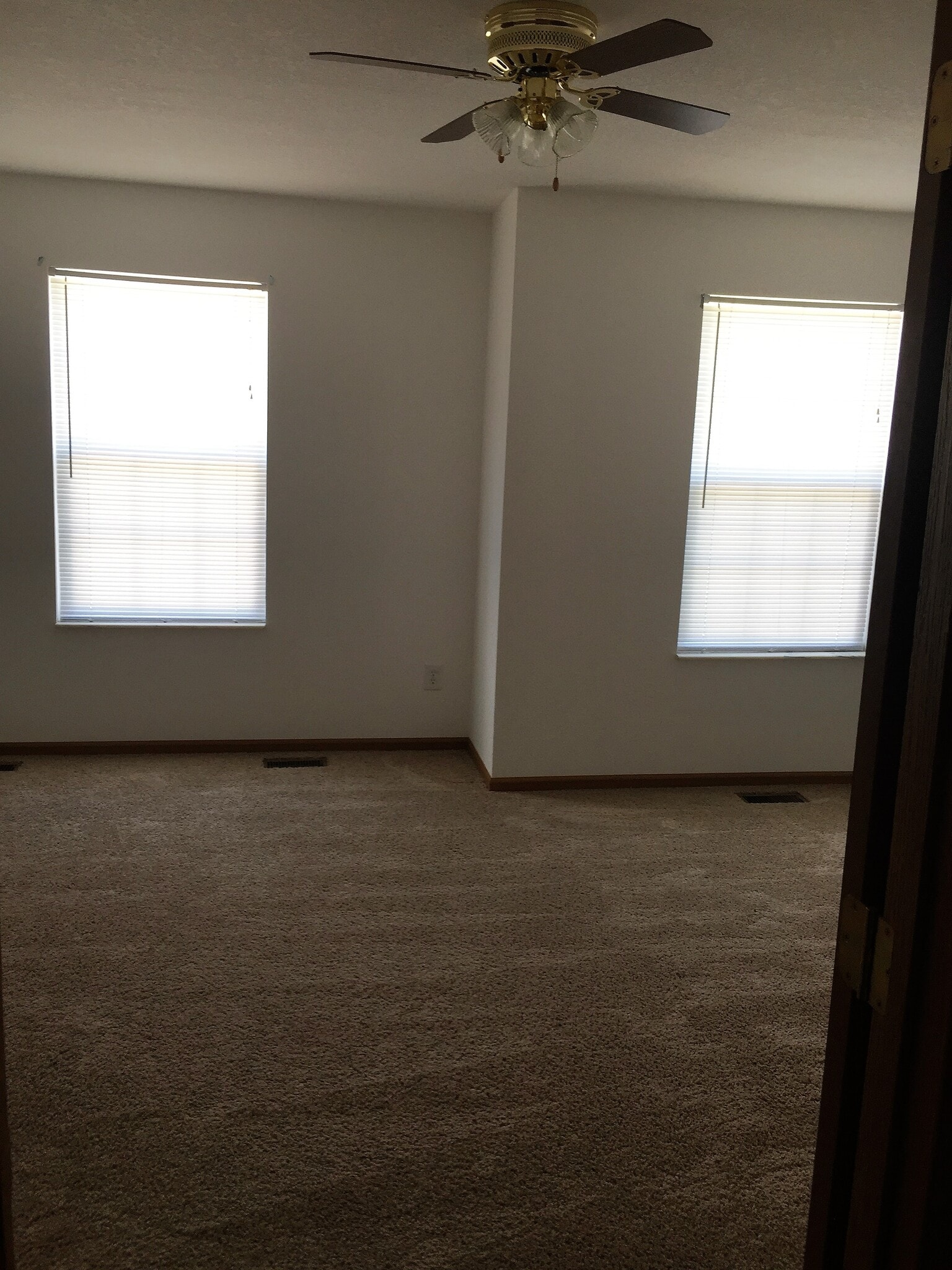 Building Photo - 13032 Valley Dr S