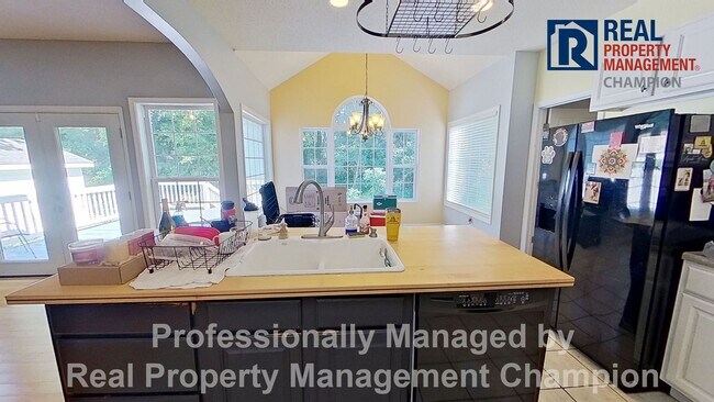 Building Photo - Spacious Home w/Community Access to Intra-...
