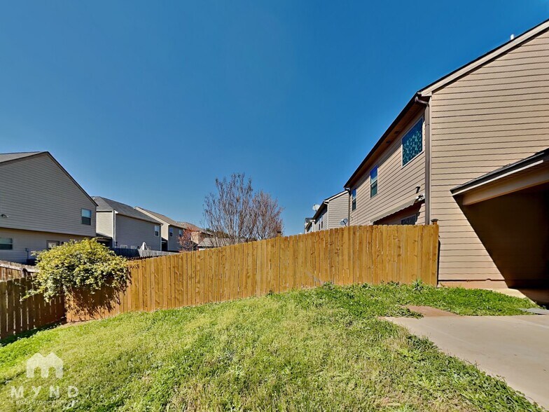 Building Photo - 3105 Hendrick Dr