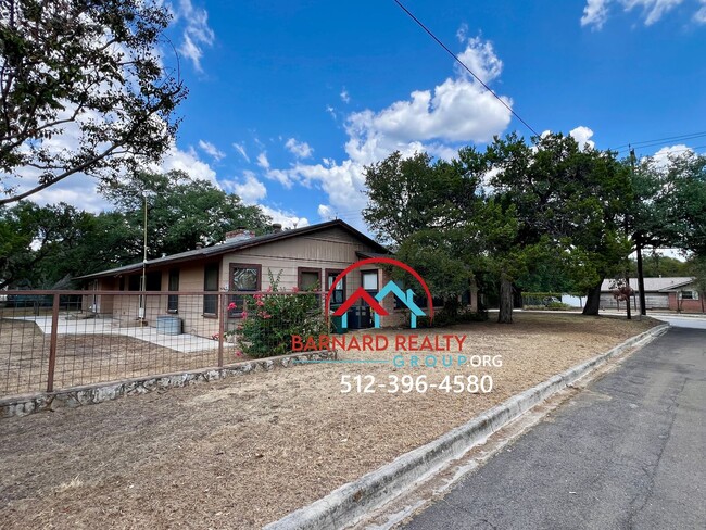 Building Photo - Charming 1970s home with mini original fea...