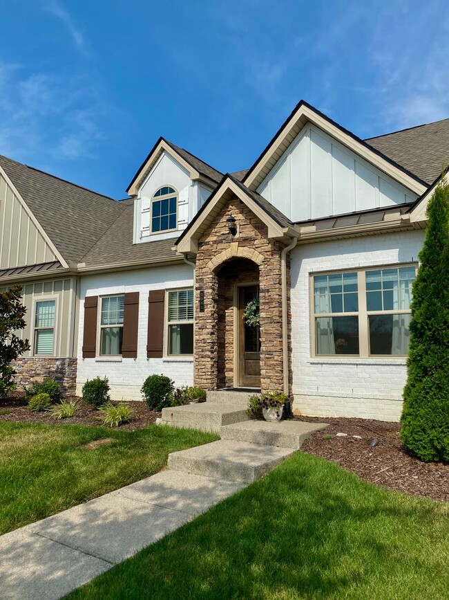 Building Photo - Well appointed Townhome