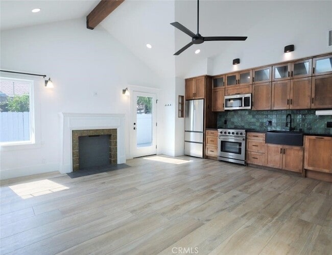 Building Photo - 446 W 40th St