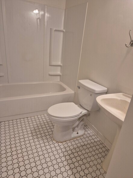 Building Photo - 645 Acker Pl NE