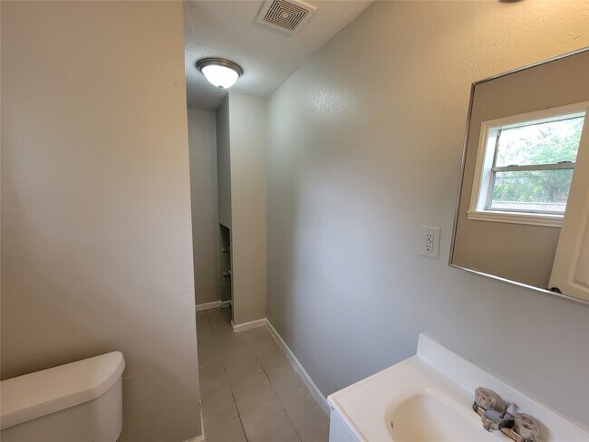 Building Photo - 2205 Velma St