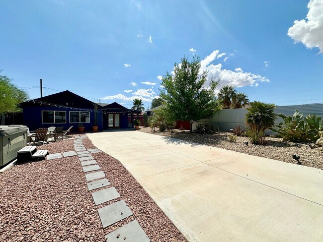 Building Photo - AVAILABLE NOW!! 3 BEDROOM 3 BATHROOM HOME IN JOSHUA TREE!