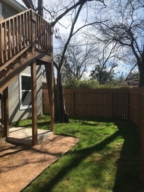 Building Photo - 1611 N Navidad St