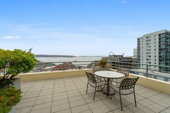 Building Photo - Watermark Tower - 2 bedrooms