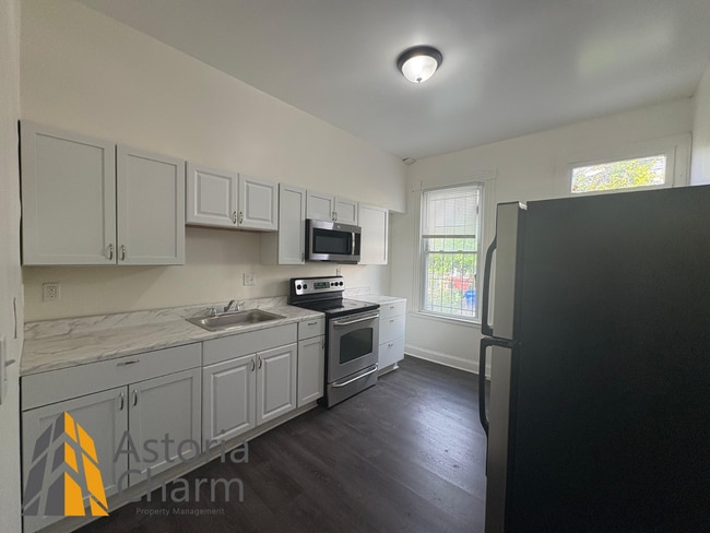 Building Photo - Modern 4-Bedroom with Yard & Easy Downtown...