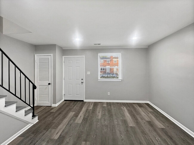 Building Photo - 4344 Roberton Ave