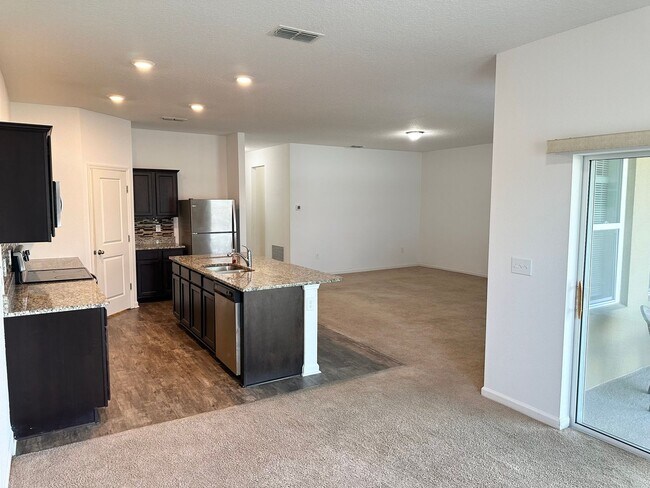Building Photo - Private Back Yard! - 3 Bedroom 2 Bathroom ...
