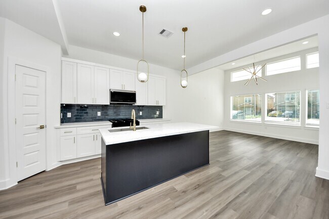 Building Photo - 8125 Cabot St