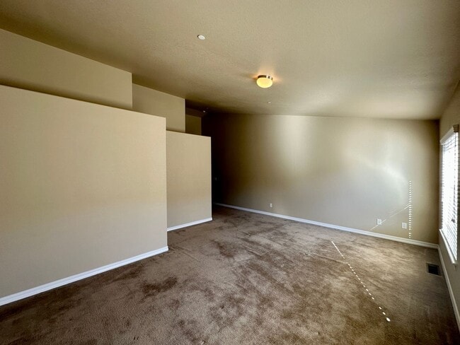 Building Photo - 2 Bedroom townhome in School District 20 w...