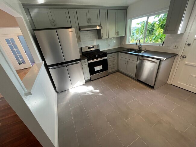 Building Photo - 934 Micheltorena St