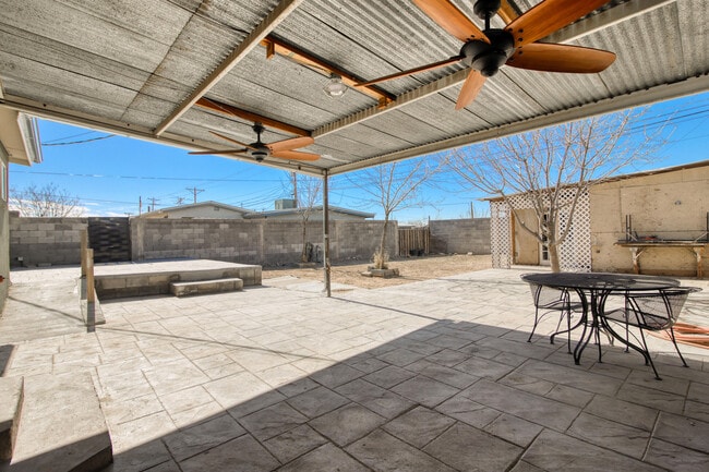 Building Photo - 8613 Kingsway Dr