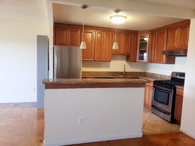 Building Photo - 1121 University Blvd W