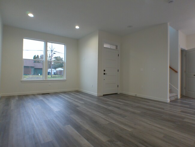 Building Photo - 528 S 7th St