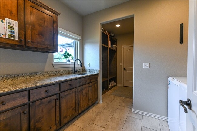 Building Photo - 5824 W Persimmon St