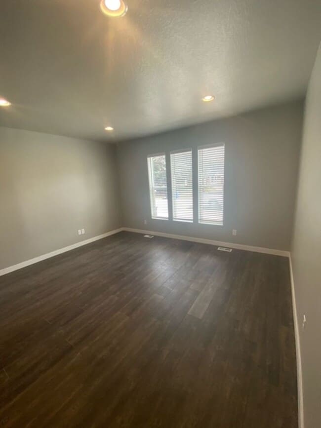 Building Photo - Beautiful Bountiful Townhome