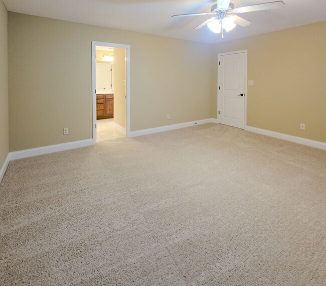 Building Photo - Knoxville 37931 - 4 bedroom 2.5 bath - call Ryan Fogarty 865-333-4840