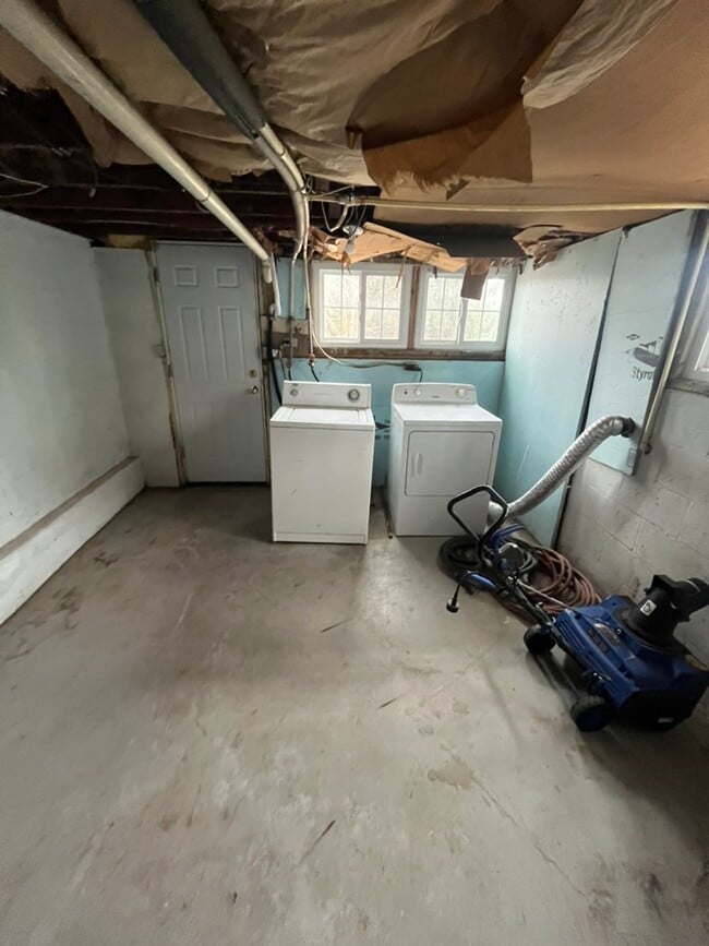 Building Photo - 602 E Maple St