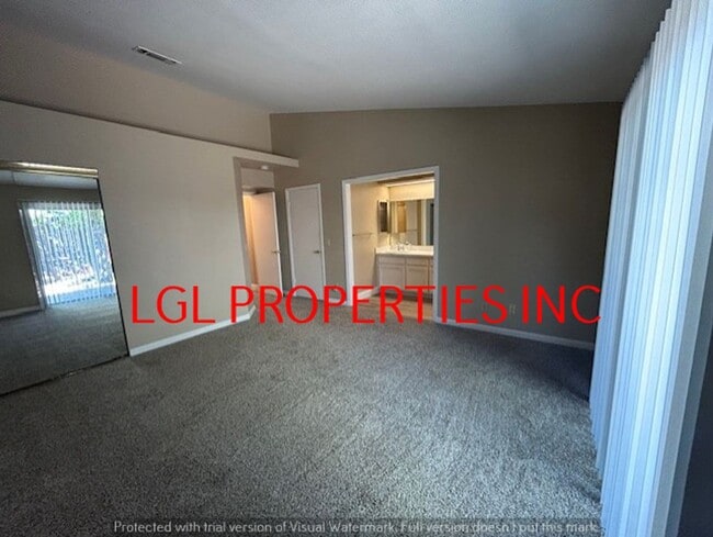 Building Photo - Very Nice Roseville 3 Bedroom 2 Bath Home