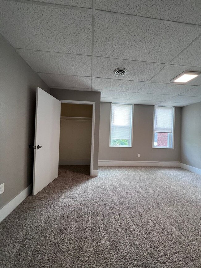 Building Photo - Spacious 1BR Apt now showing!