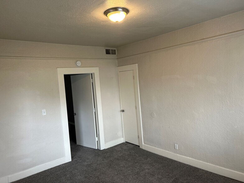 Building Photo - Y Street